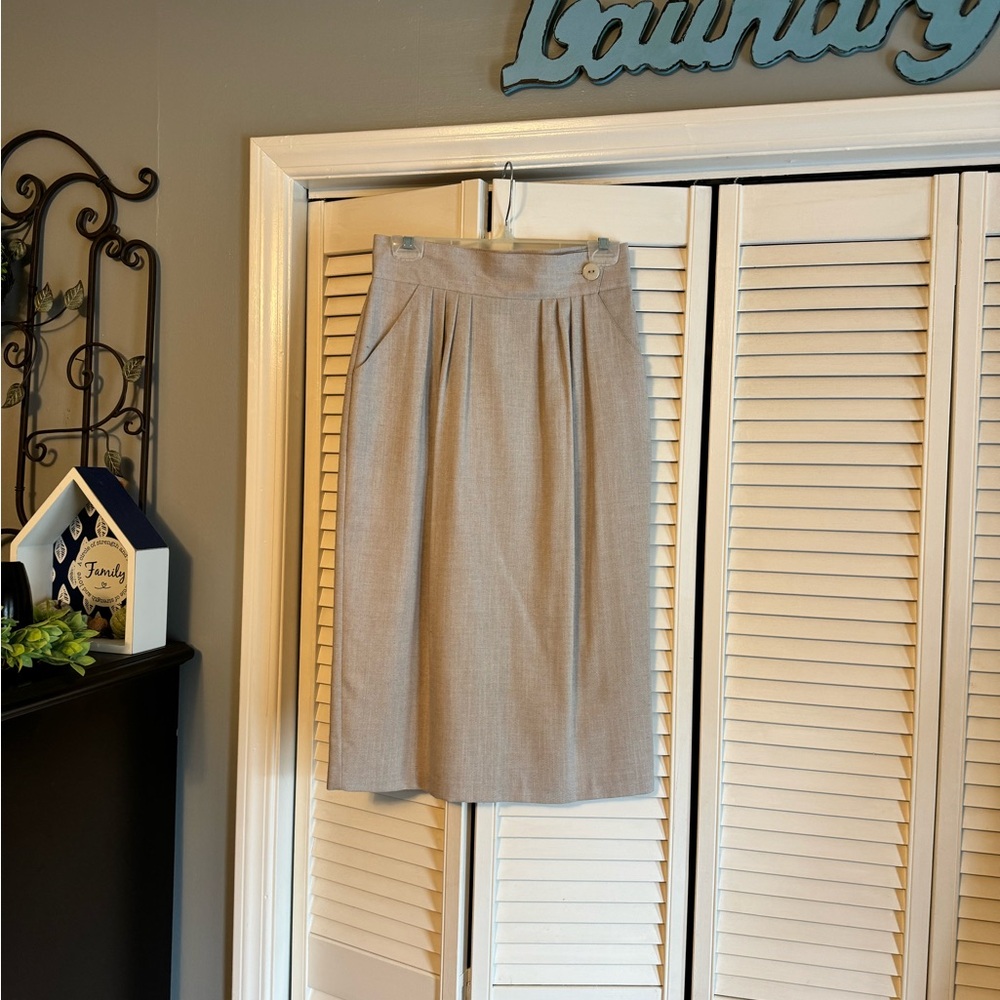 Classic Beige High-Waist Pleated Knee-Length Skirt
